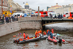 Водителя упавшего в реку автобуса в Петербурге доставили в полицию