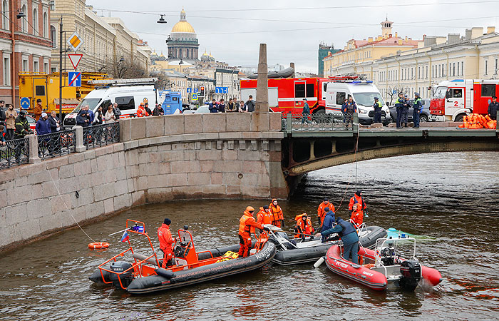 Водителя упавшего в реку автобуса в Петербурге доставили в полицию