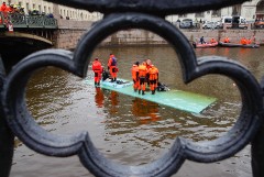 Спасатели сообщили о трех погибших при падении автобуса в реку в Петербурге