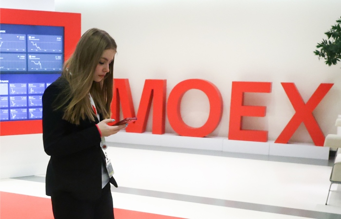 Изменения рубля в начале торгов незначительные в ожидании внутриполитических новостей