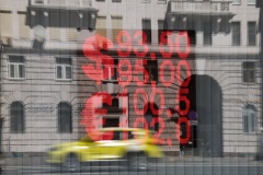 Рубль стабилен к доллару и меняется слабо к юаню