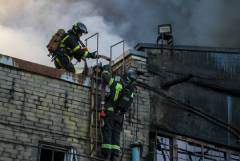 Открытое горение на складе с полиэтиленом в Петербурге ликвидировано