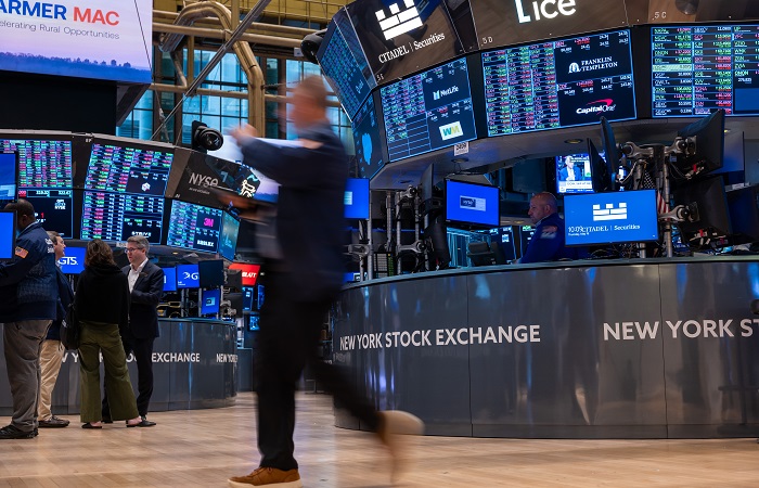Индексы S&P 500 и Nasdaq в понедельник обновили рекорды, Dow Jones снизился
