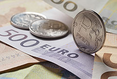 Рубль слегка укрепляется к евро и юаню на старте торгов в пятницу