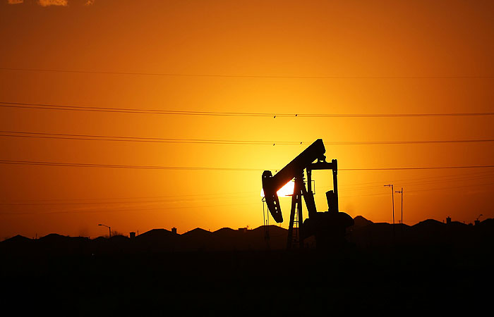 Цены на нефть повышаются и завершают неделю ростом