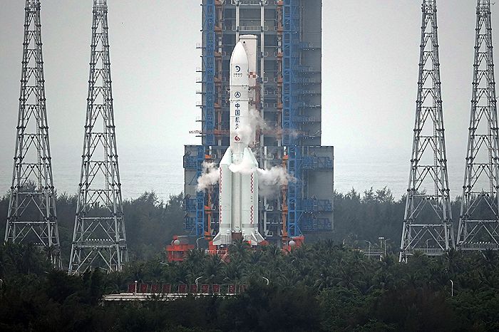 Китайский зонд Чанъэ-6 совершил посадку на обратной стороне Луны