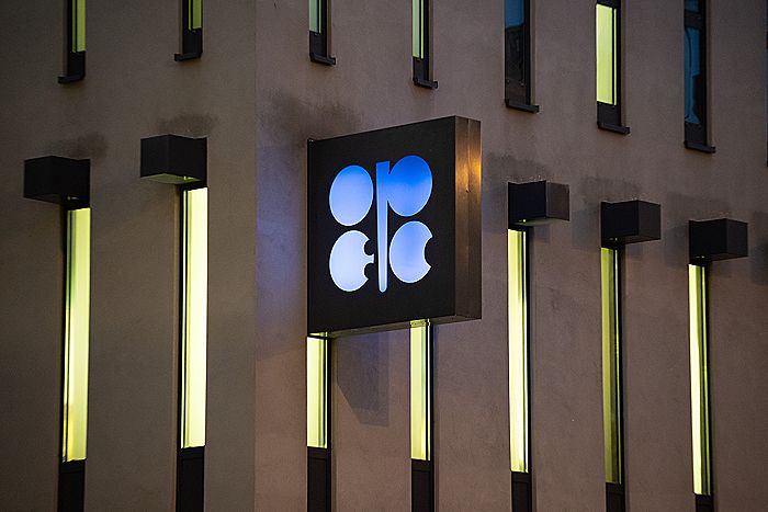 ОПЕК обещает сократить добычу нефти сверх ожиданий рынка. Обзор