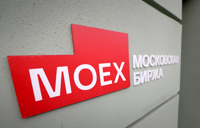 Акции "Мосбиржи" упали на 15,8% на санкционных новостях