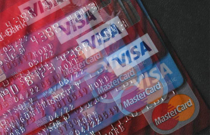 ЦБ отметил снижение популярности пластиковых дебетовых карт и рост – виртуальных и кредитных