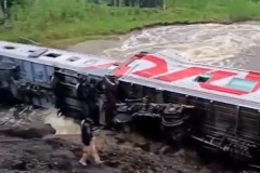 Под опрокинувшимся вагоном поезда Воркута-Новороссийск обнаружено тело мужчины