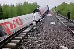 Тела двух человек обнаружены на месте схода поезда с рельсов в Коми