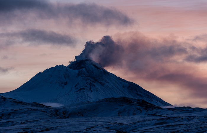 Вулкан Эбеко на Курилах выбросил пепел на высоту 2 км