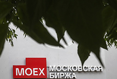 Рынок акций РФ падает ускоренными темпами, индекс МосБиржи обвалился к 3000 п.