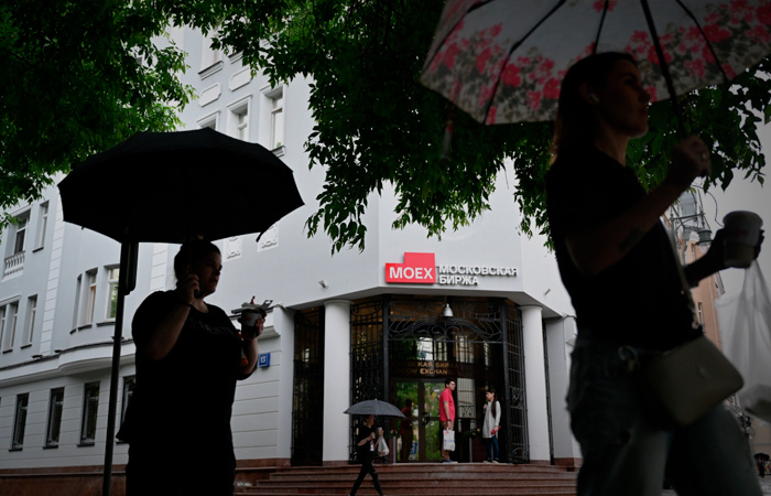 Рынок акций РФ открылся снижением индексов МосБиржи и РТС на 2%