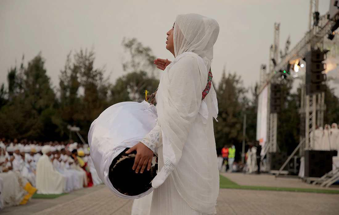 Эфиопия. Аддис-Абеба. Эфиопские православные христиане принимают участие в мессе по случаю Рождества на площади Мескель