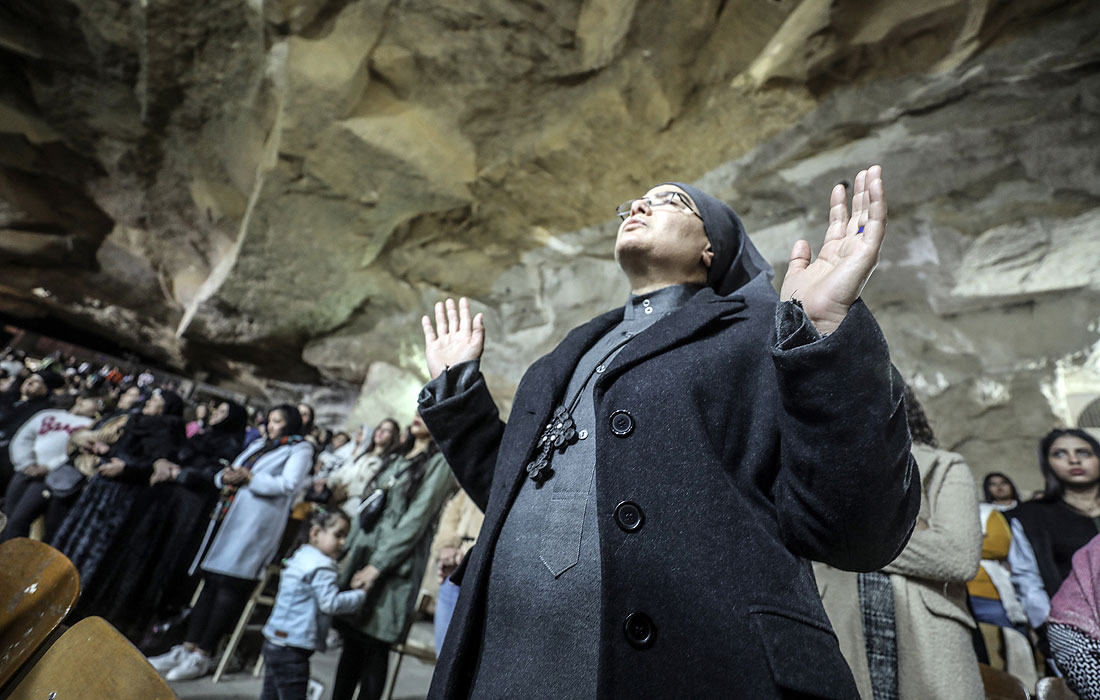 Египет. Каир. Православные христиане-копты принимают участие в мессе по случаю Рождества