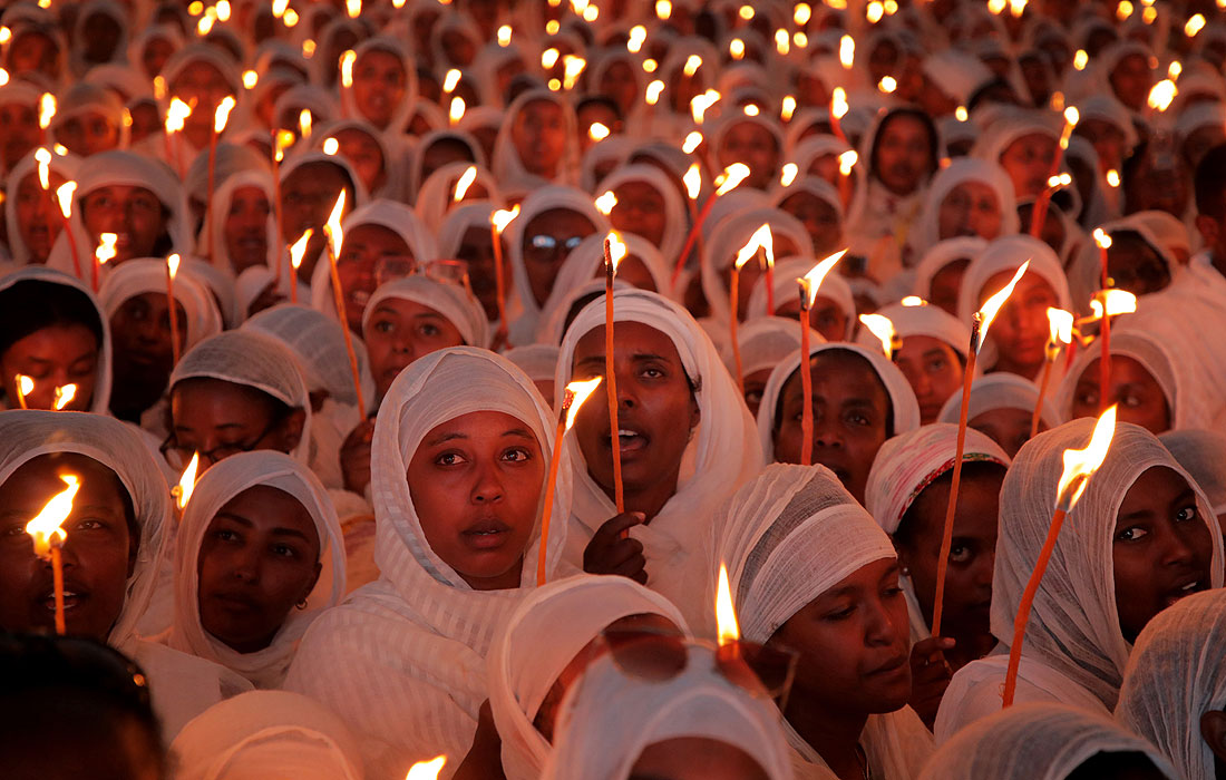Эфиопия. Аддис-Абеба. Эфиопские православные христиане принимают участие в мессе по случаю Рождества на площади Мескель