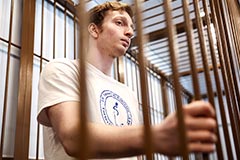 Суд в Москве арестовал Тимура Бажаева по делу о нападении на полицейского