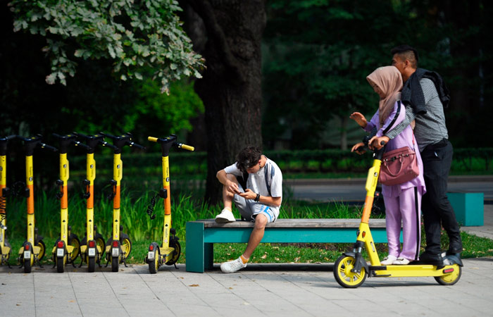 Дептранс Москвы предложил увеличить штрафы за езду на самокате вдвоем до 100 тыс. рублей