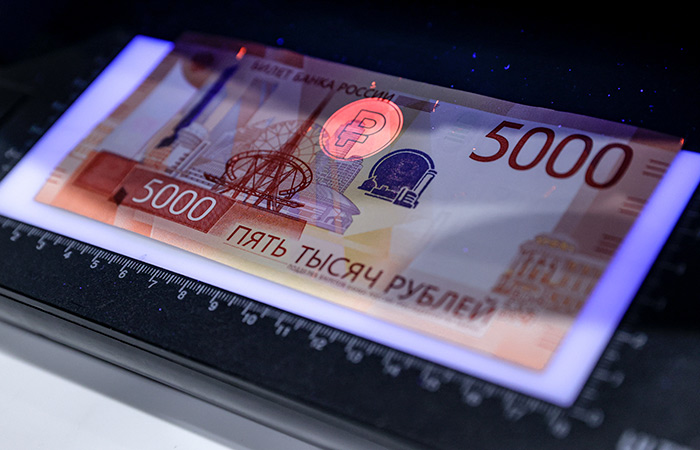 Доля рублевых платежей во внешнеторговом обороте РФ в июне выросла до 43%