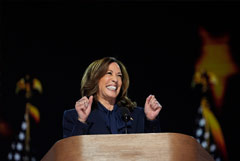 Харрис немного опережает Трампа по популярности