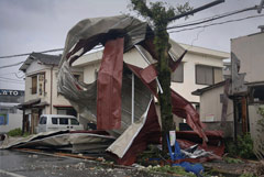 Десятки человек пострадали на юго-западе Японии в результате тайфуна "Шаньшань"