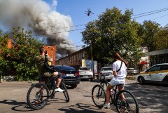 Два вертолета привлекли к тушению пожара на западе Москвы