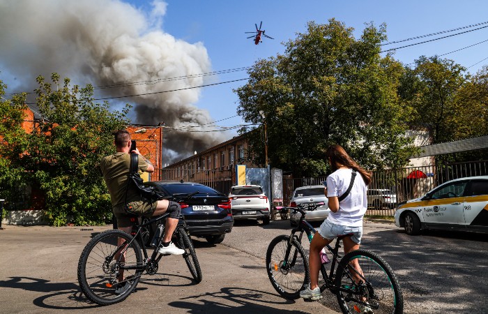 Два вертолета привлекли к тушению пожара на западе Москвы