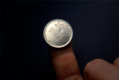 Рубль по итогам торгов в среду упал почти на 5%