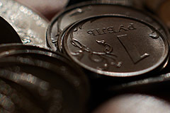 Рубль в ходе торгов упал до минимумов с апреля в паре с юанем