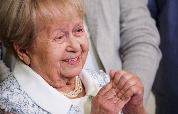 Путин присвоил звание Героя Труда Александре Пахмутовой