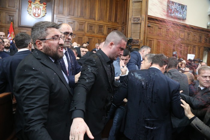 В сербском парламенте подрались члены правящей партии и оппозиции