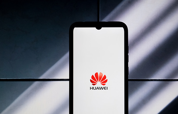 Huawei запускает в продажу первый флагманский смартфон на полностью китайской ОС
