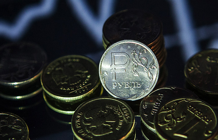 Рубль утром падает в паре с юанем на фоне небольших изменений на рынке нефти