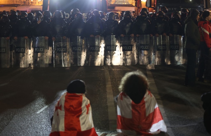 Спецназ двинулся в сторону протестующих на проспекте Руставели в Тбилиси