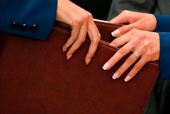 Ряд компаний РФ еще год смогут принимать корпоративные решения без "недружественных" совладельцев