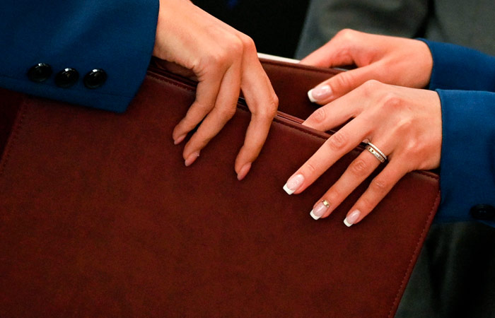 Ряд компаний РФ еще год смогут принимать корпоративные решения без "недружественных" совладельцев