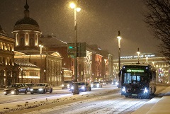 Снег и сильный ветер продлятся в Москве до утра вторника, возможна гололедица