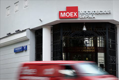 Индекс МосБиржи упал к 2370 пунктам, "Газпром" обновил минимум с 2009 года