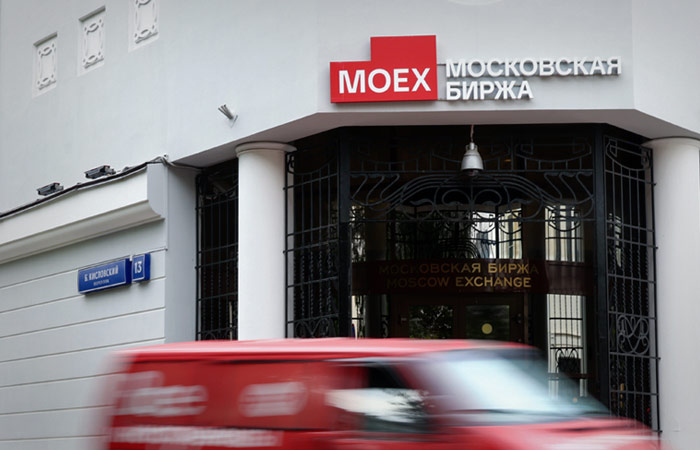 Индекс МосБиржи упал к 2370 пунктам, "Газпром" обновил минимум с 2009 года