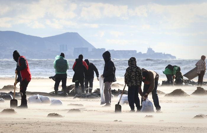 Более 5 тыс. спасателей и волонтеров очищают от мазута пляжи Кубани