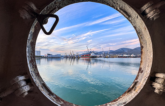 Собственники аварийных танкеров с мазутом обязались поднять их и утилизировать