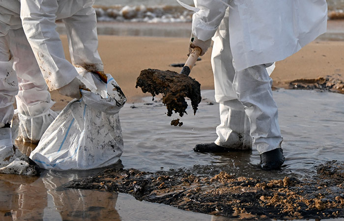 Выбросы мазута обнаружены на северо-западе Крыма