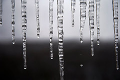 В администрациях 5 районов Петербурга идут обыски из-за падения сосулек на людей