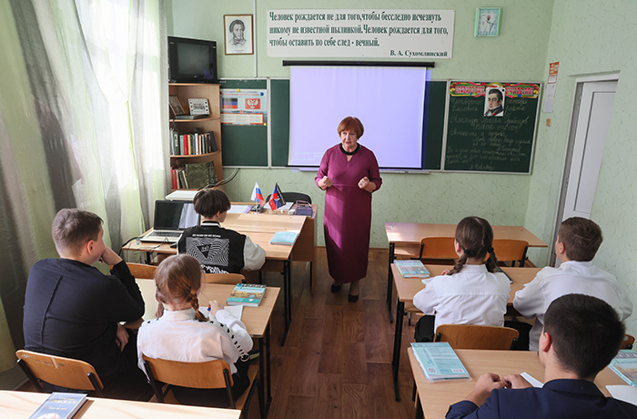 Путин поручил разработать единую линейку школьных учебников по русскому и литературе