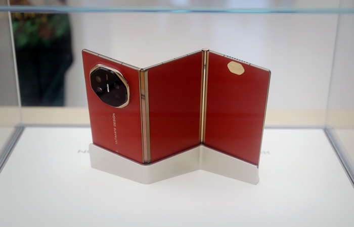 Huawei вывела на международный рынок первый в мире "трехскладной" смартфон Mate XT