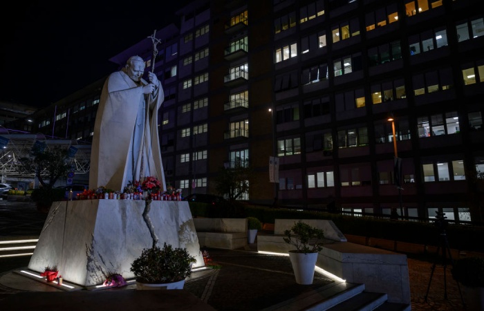 У папы римского Франциска развилась двусторонняя пневмония