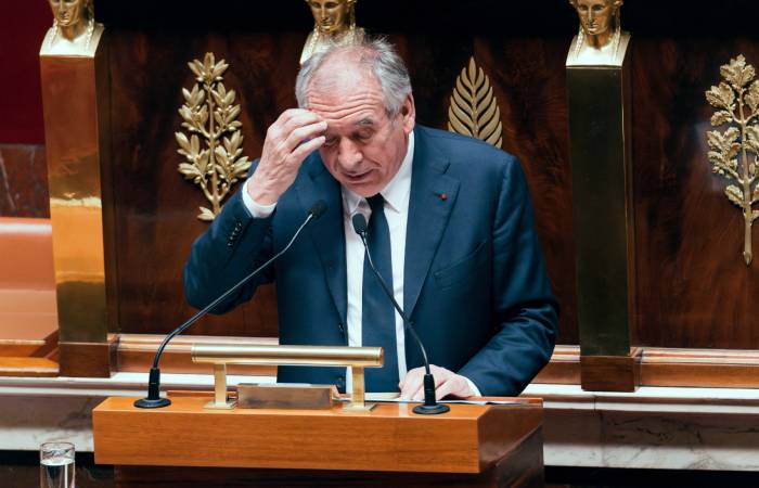 Французский премьер преодолел очередной вотум недоверия в парламенте