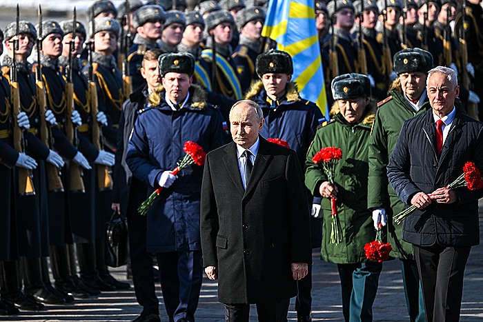 Путин уверен, что защитники Отечества сделают все, чтобы передать Россию следующим поколениям