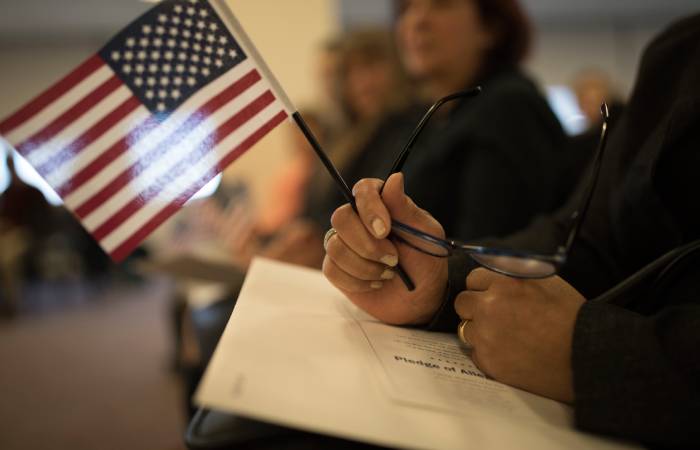 США предложат "золотые карты" за $5 млн для желающих переехать в страну